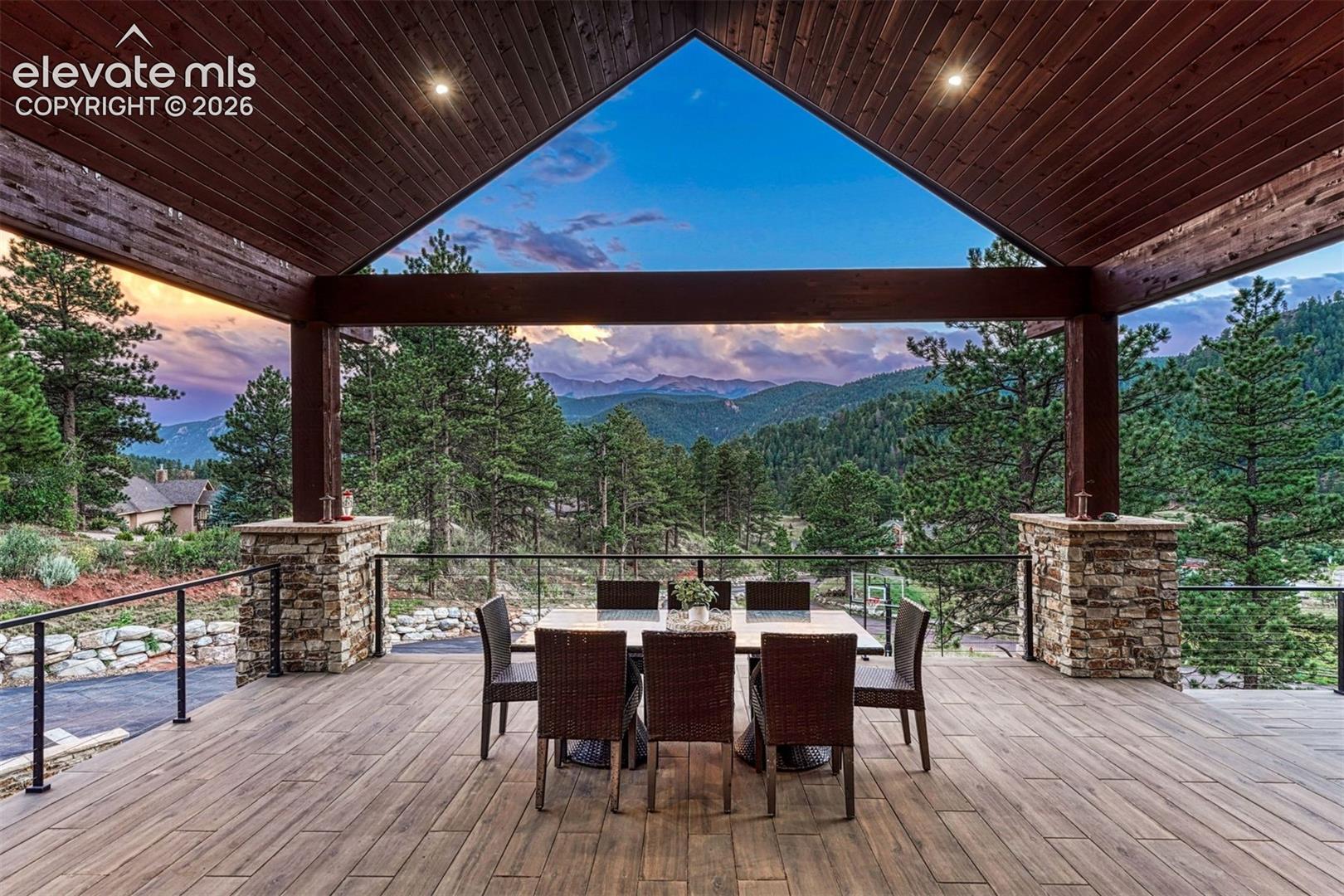 Great Space for Entertaining and there's a Gas hook up. 