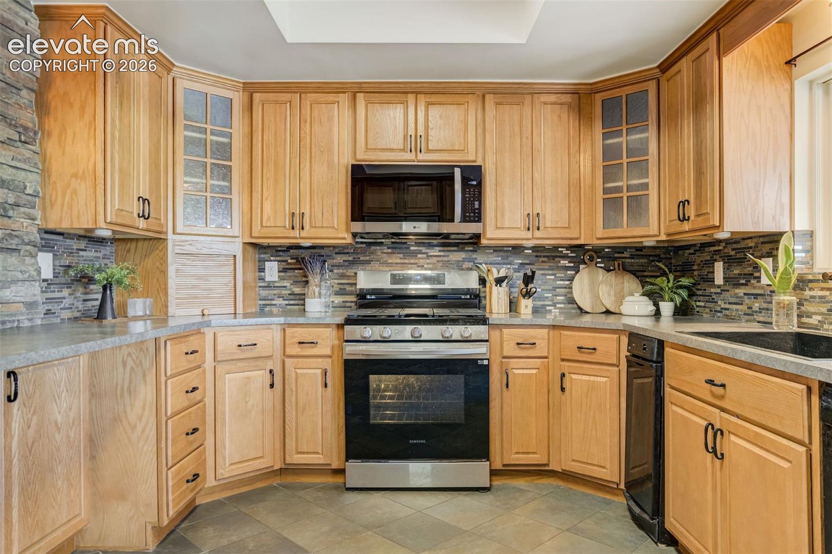 The new gas stove is here to help conquer that next family dinner. 