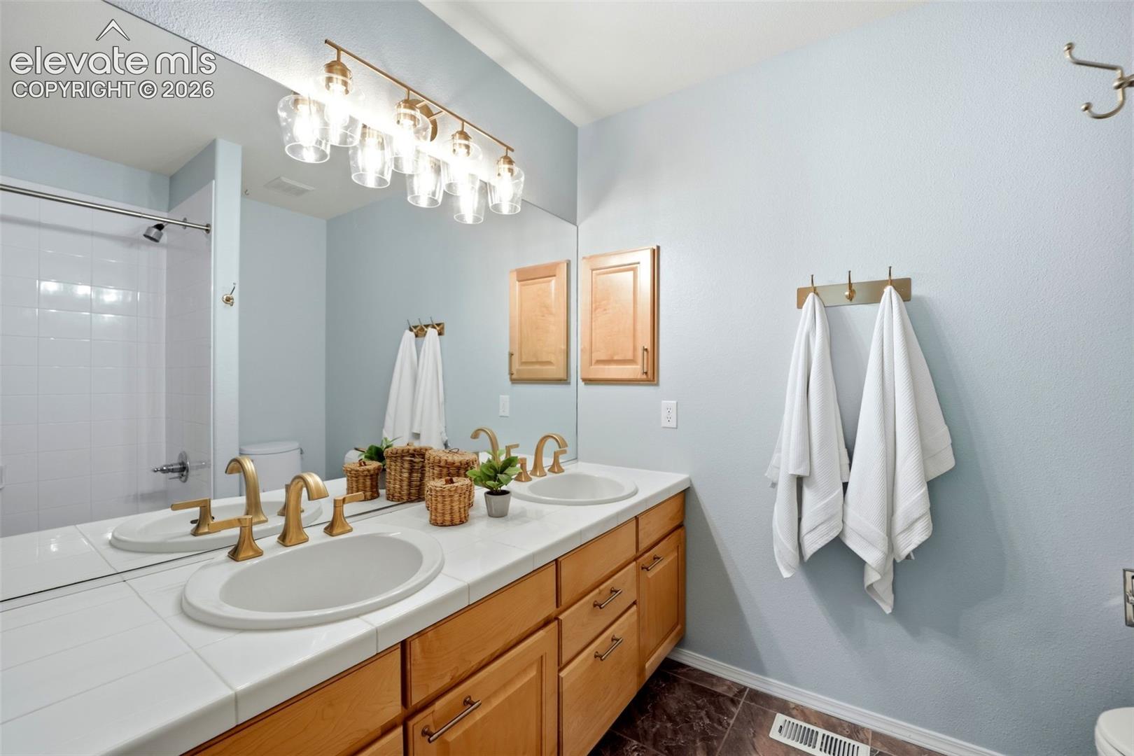 Upstairs full bathroom