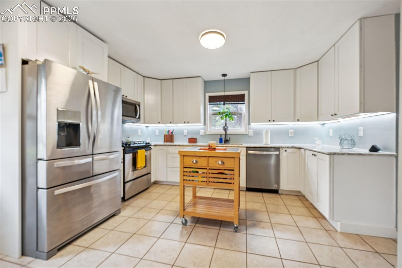 Kitchen island not incuded