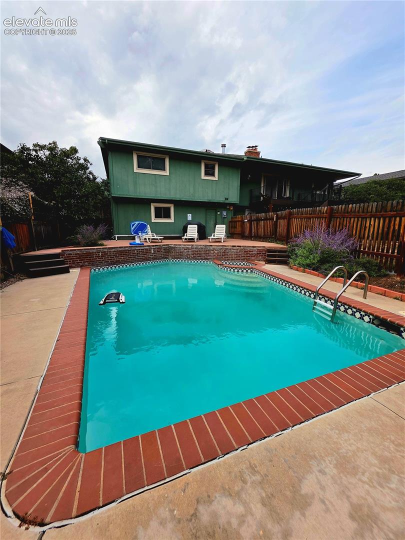 Heated in ground pool and hottub!!