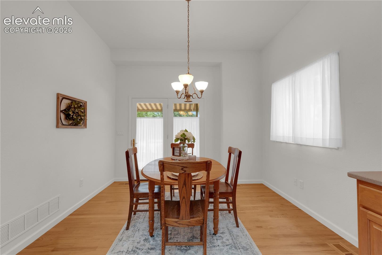 Sunny eat-in kitchen