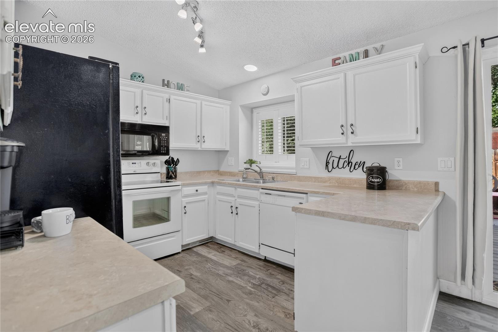 Kitchen w/ peninsula island