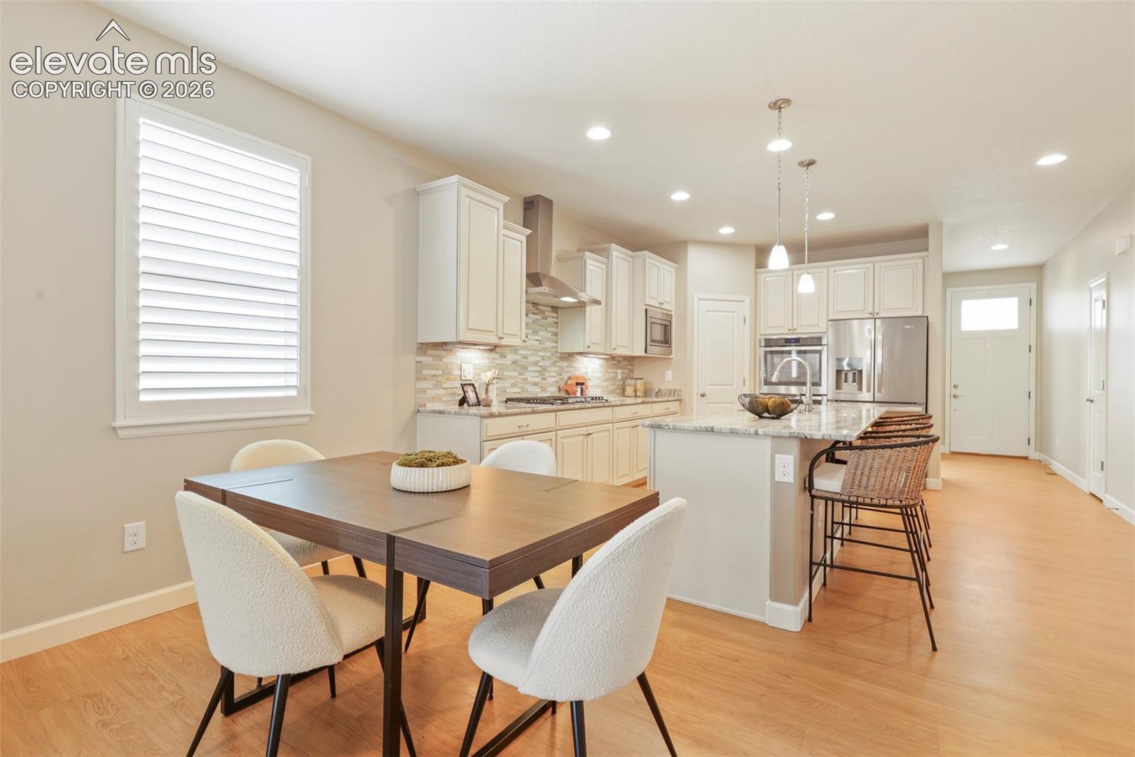 casual dining plus countertop bar