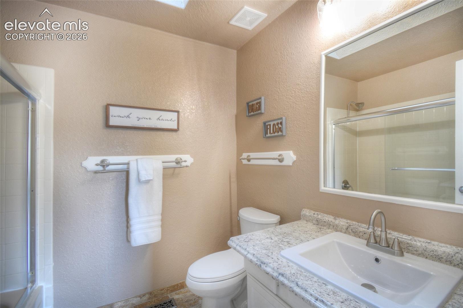 Upper level full bathroom.