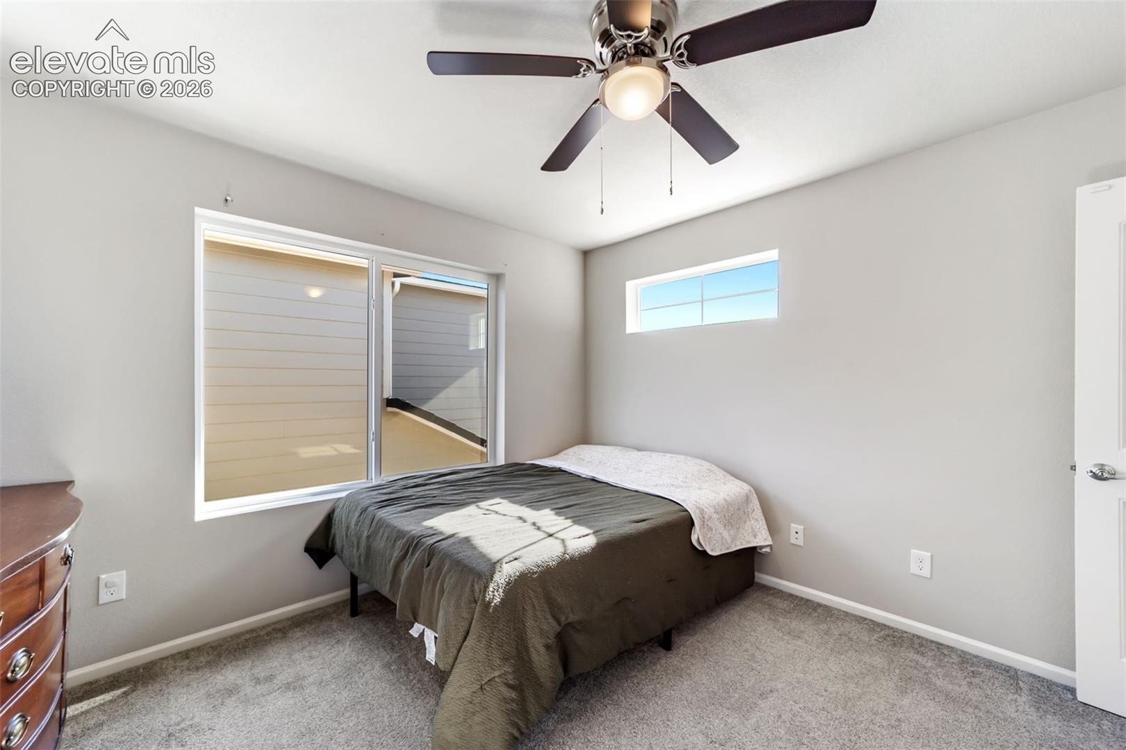 Secondary bedroom with natural light and a functional layout.