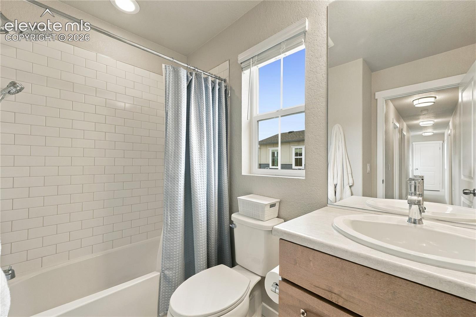 Upper level full bath.