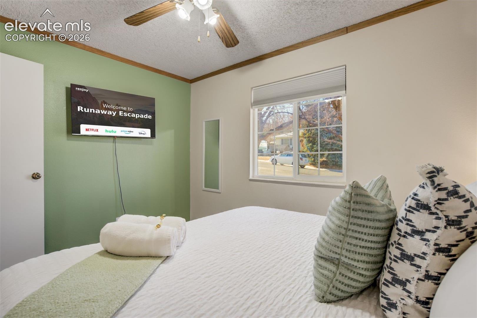 Ceiling fan with light fixture
