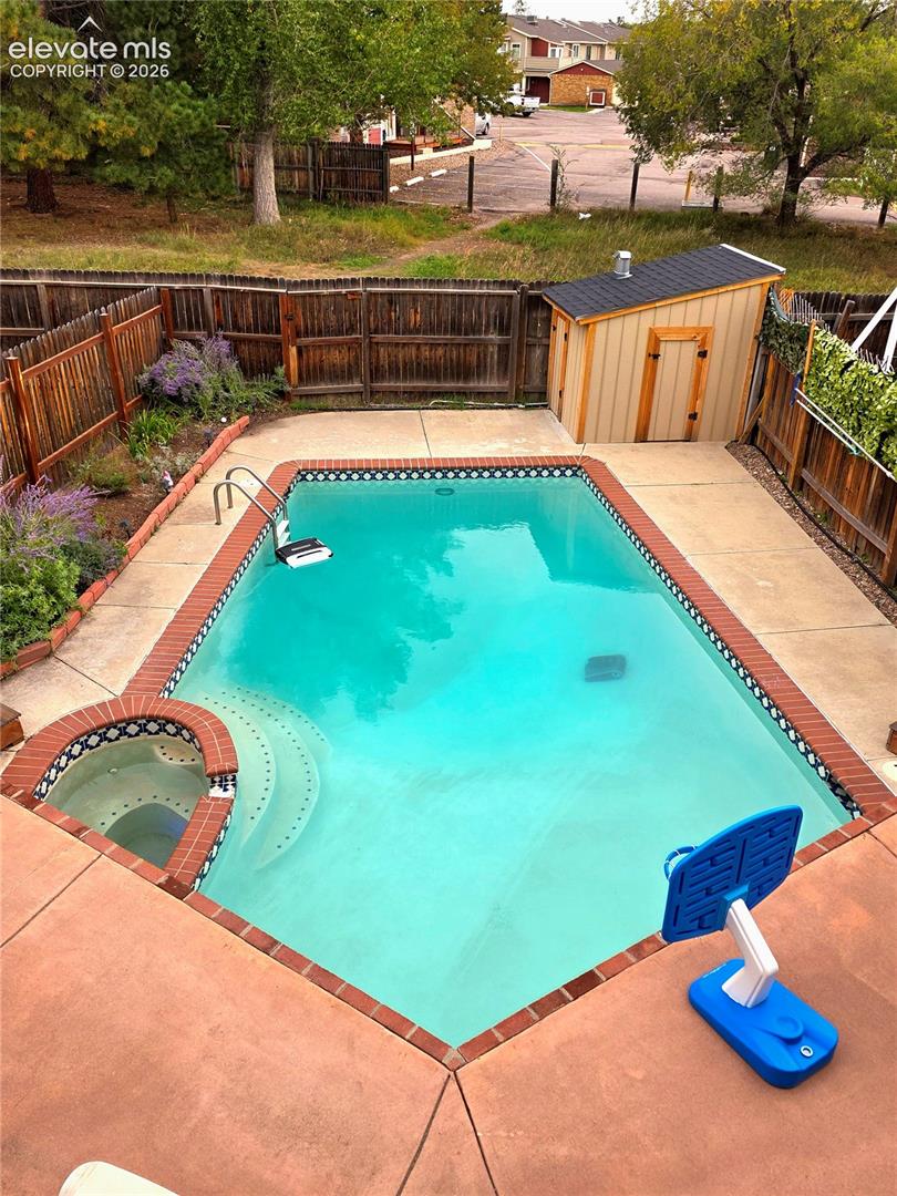 Heated in ground pool and hottub!!