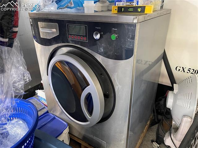 Laundry room with washer / dryer