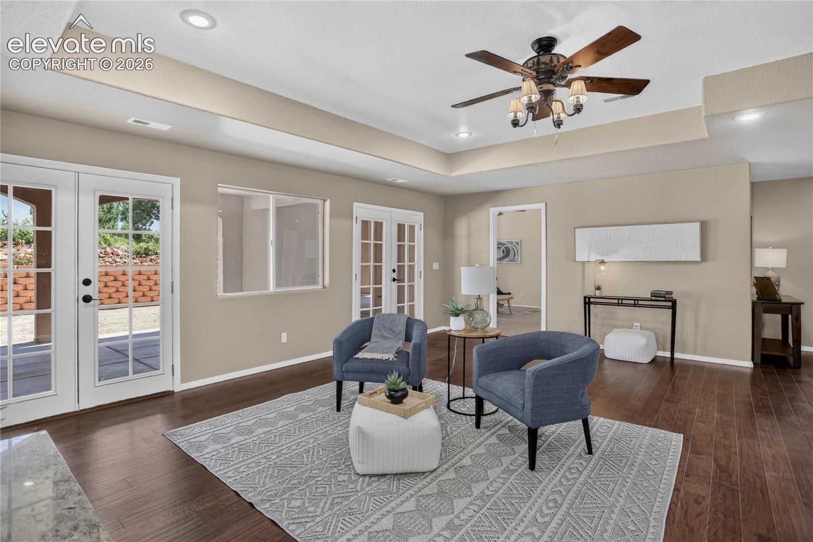 Great entertainment space w/ dual walk-out to covered patio