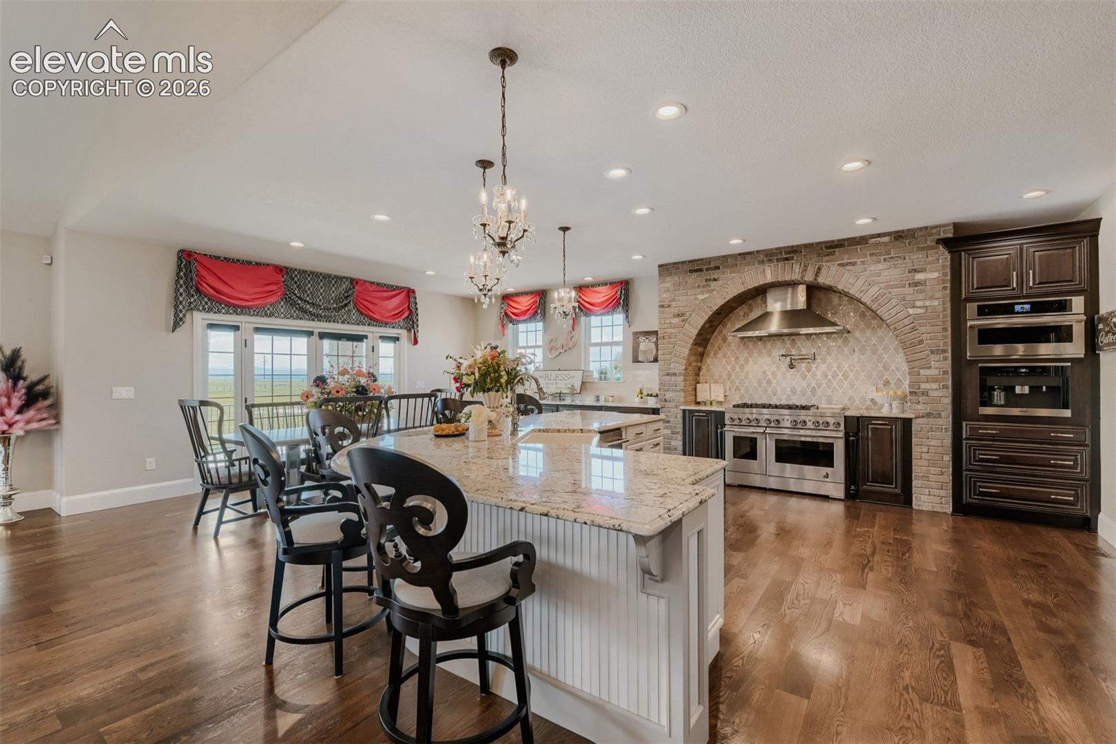 Huge island perfect for entertaining and cooking