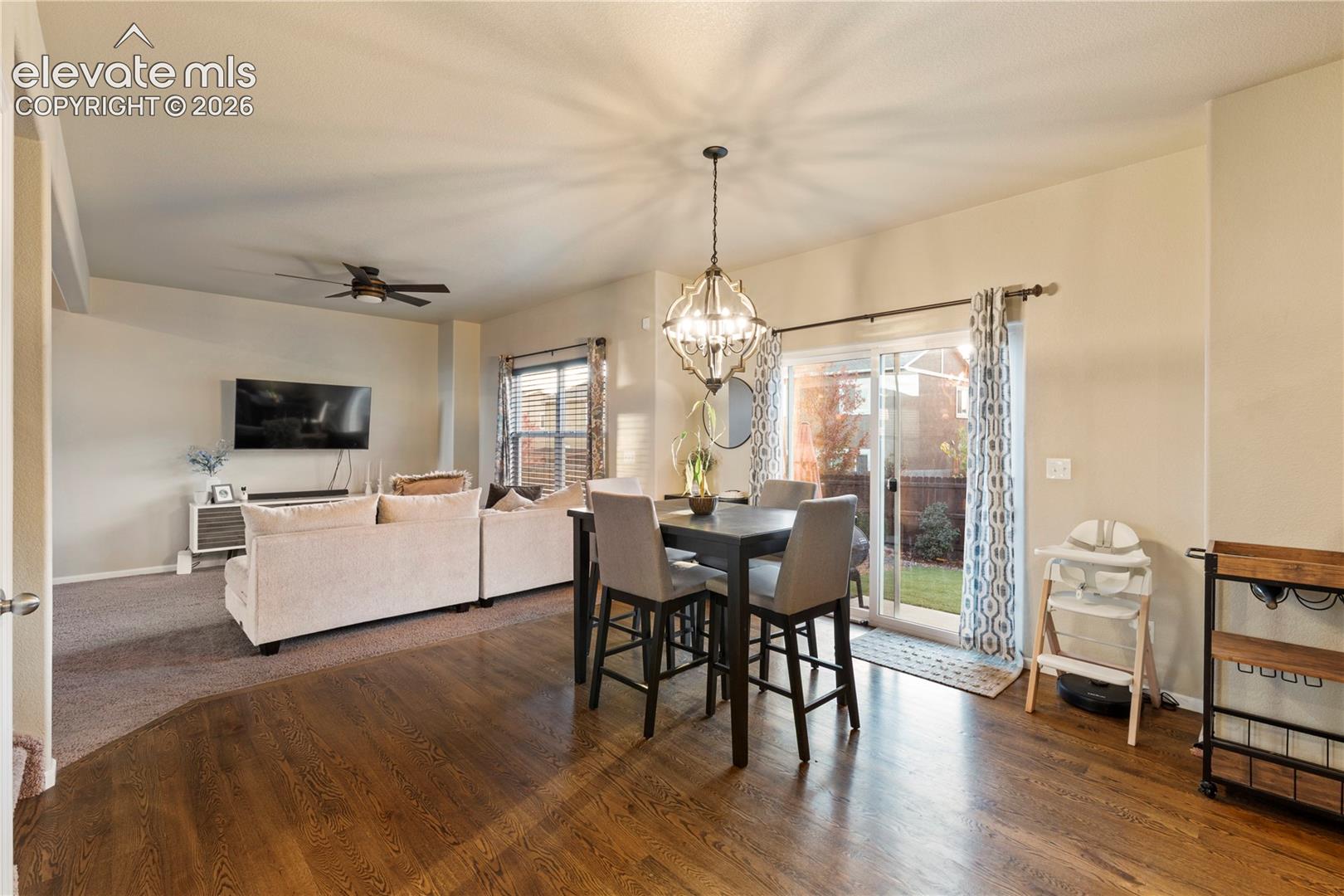 Hardwood flooing in the separate dining area