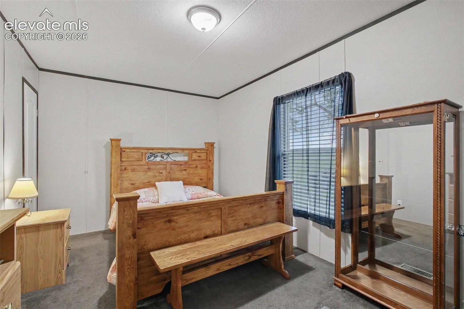 2nd Home: Comfortable and inviting secondary bedroom offering a peaceful space for guests, family, or a home office.