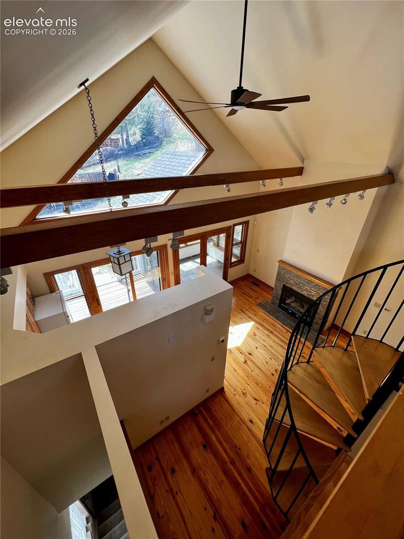 Custom Cottage:Tons of light and huge, custom wind