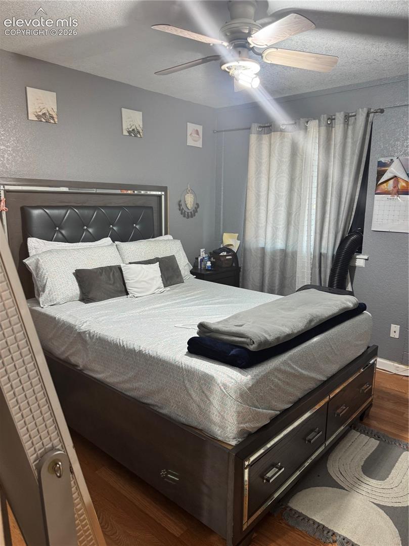 Ceiling fan with integrated lighting