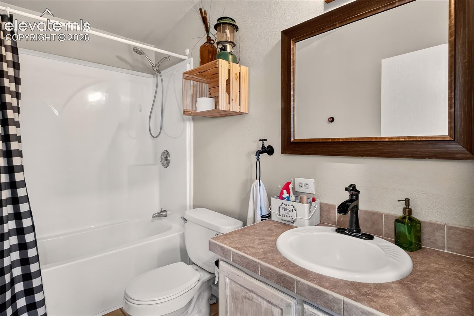 Main level bath.