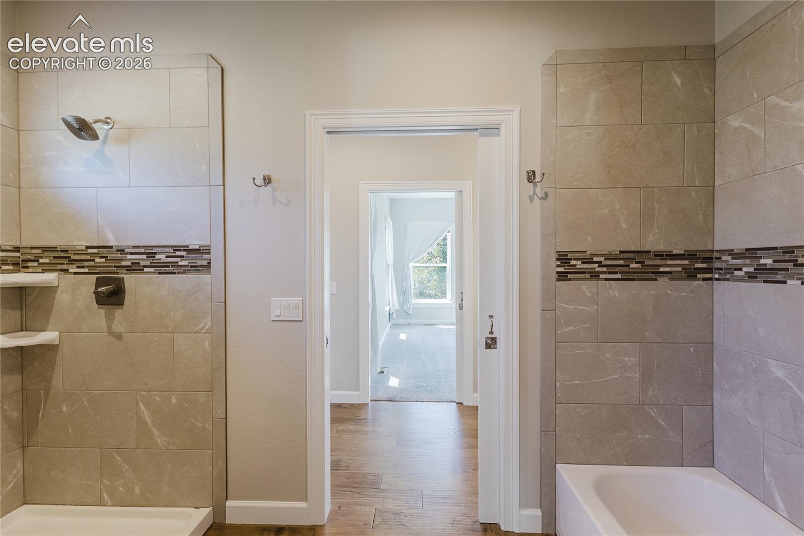 Jack'n'Jill shower and bathtub. 