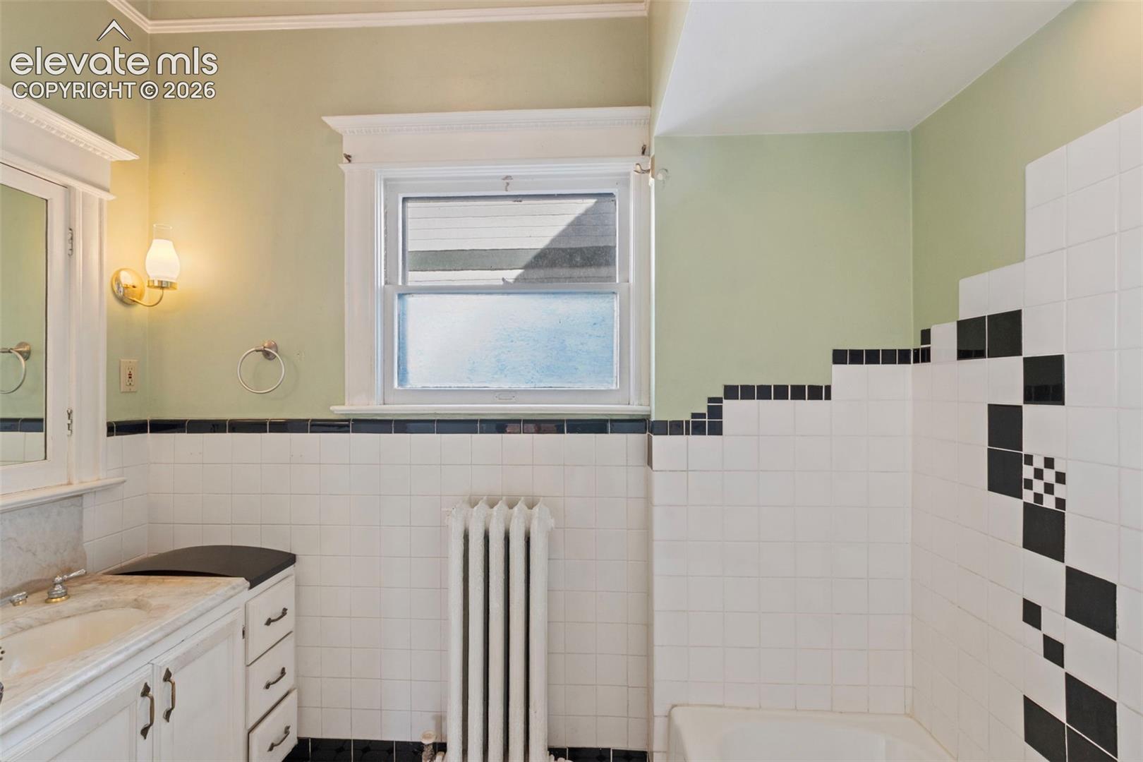 Main unit full bathroom