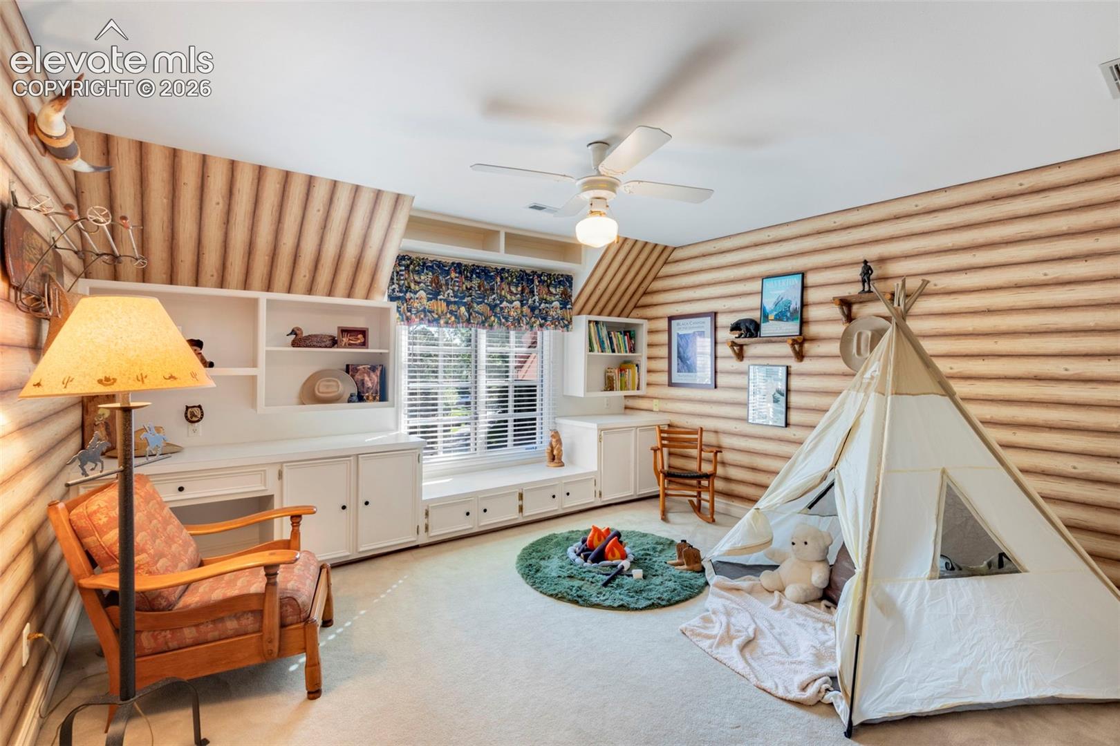 Upstairs bedroom with built-ins - Jack N Jill bath