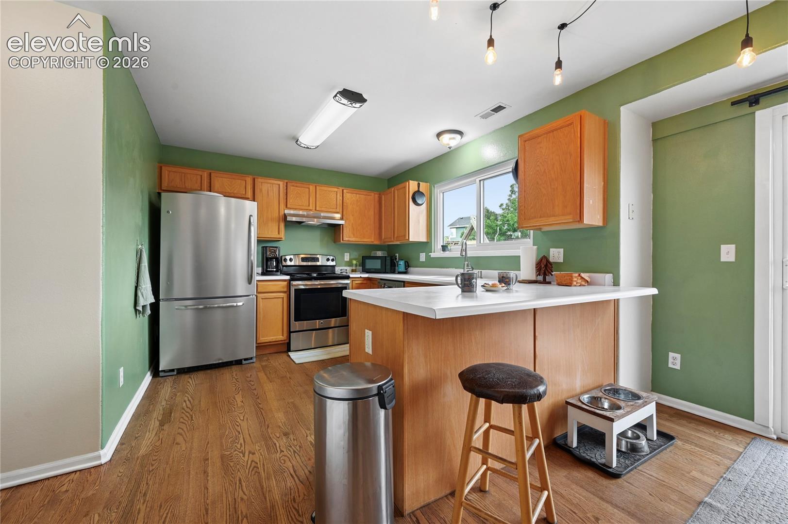 Breakfast bar or serving counter between the dining room and kitchen