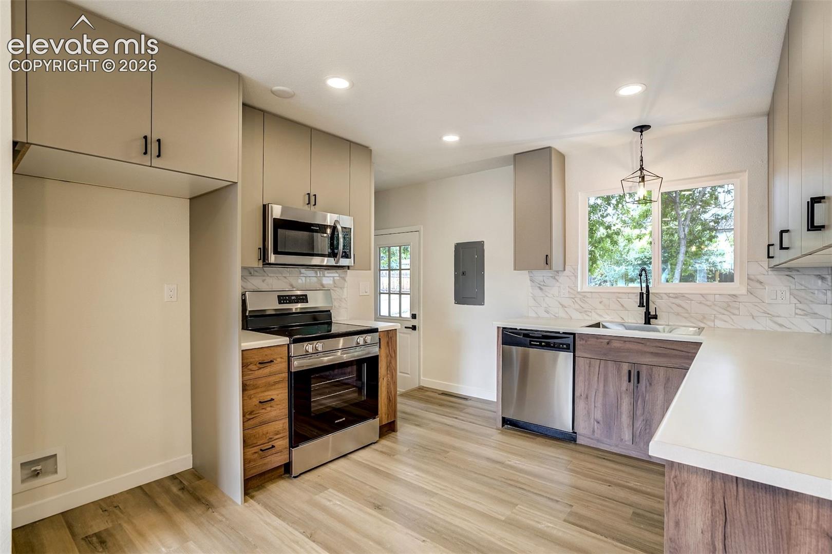 Photo 13 of 806 Querida Drive, Colorado Springs