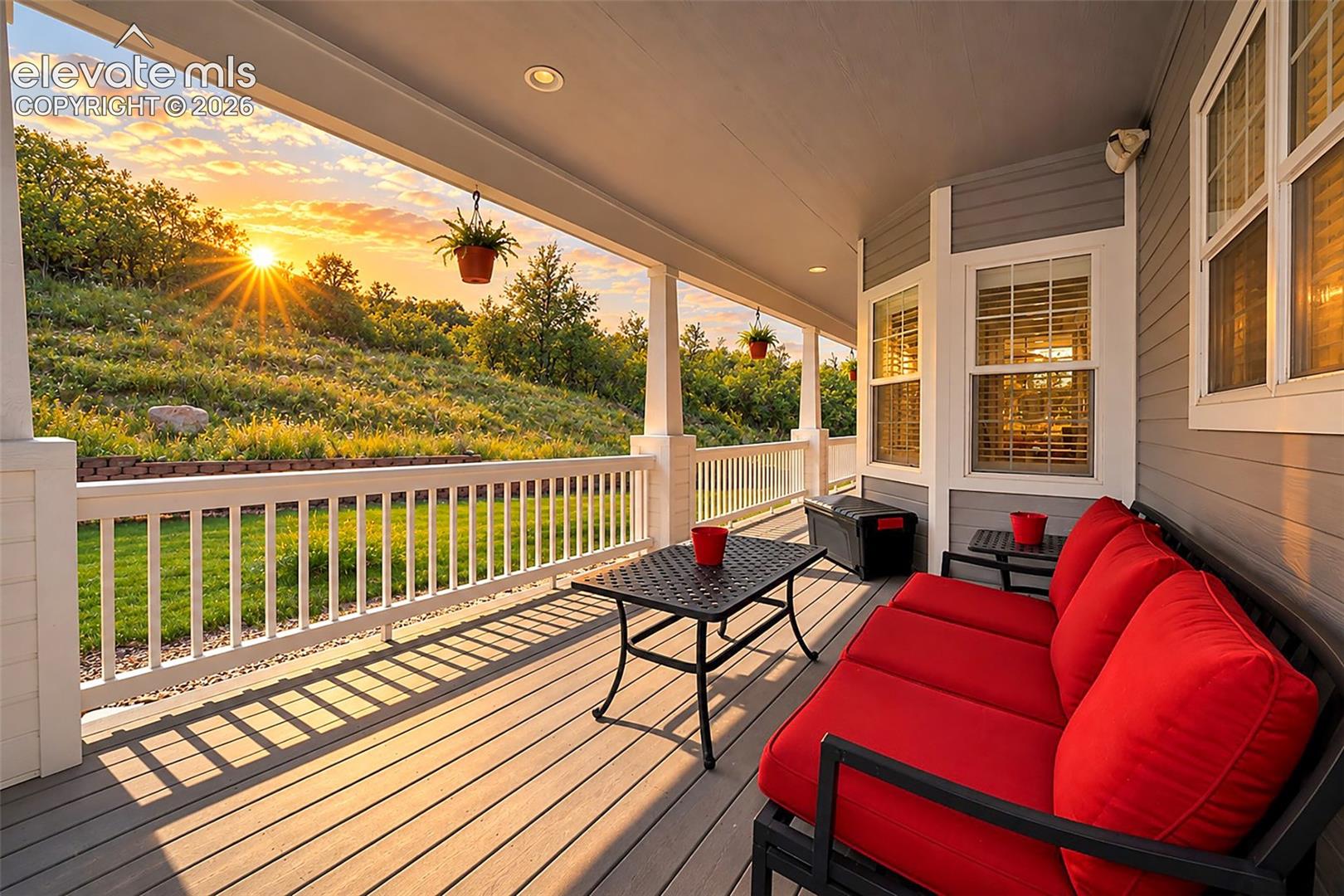 So many areas to entertain outside!