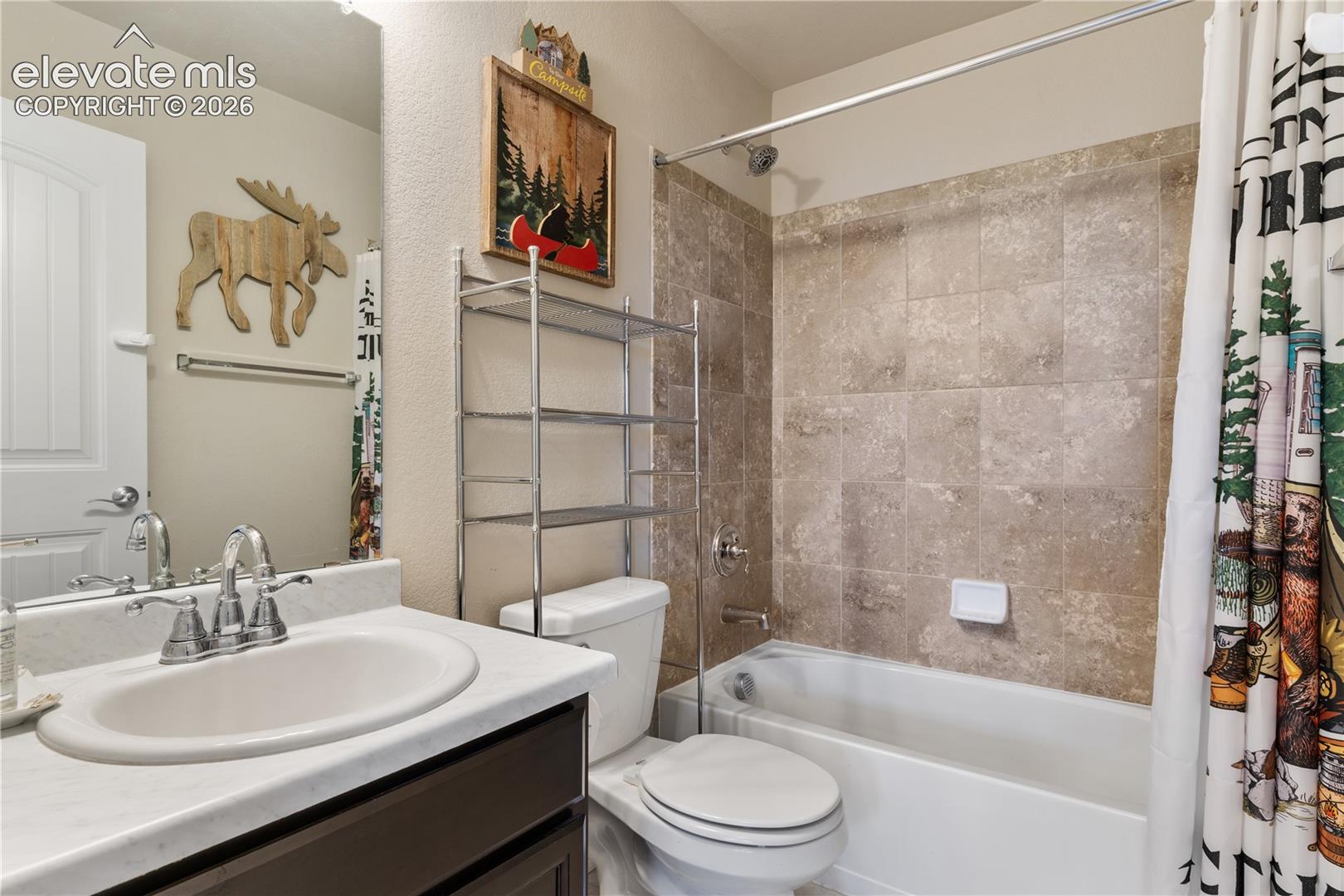upstairs full bathroom for secondary bedrooms