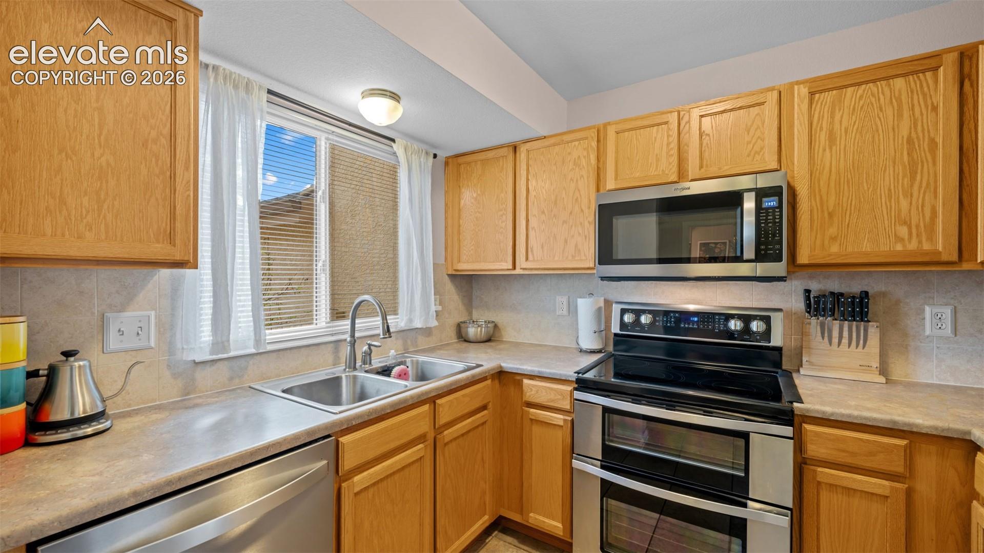Double Oven with Smooth Top Range ~ Undermount Faucet ~ Tile Back Splash