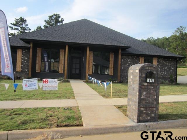<font class="text-color__accent" color="black"><b>FEATURED LISTINGS</b></font>