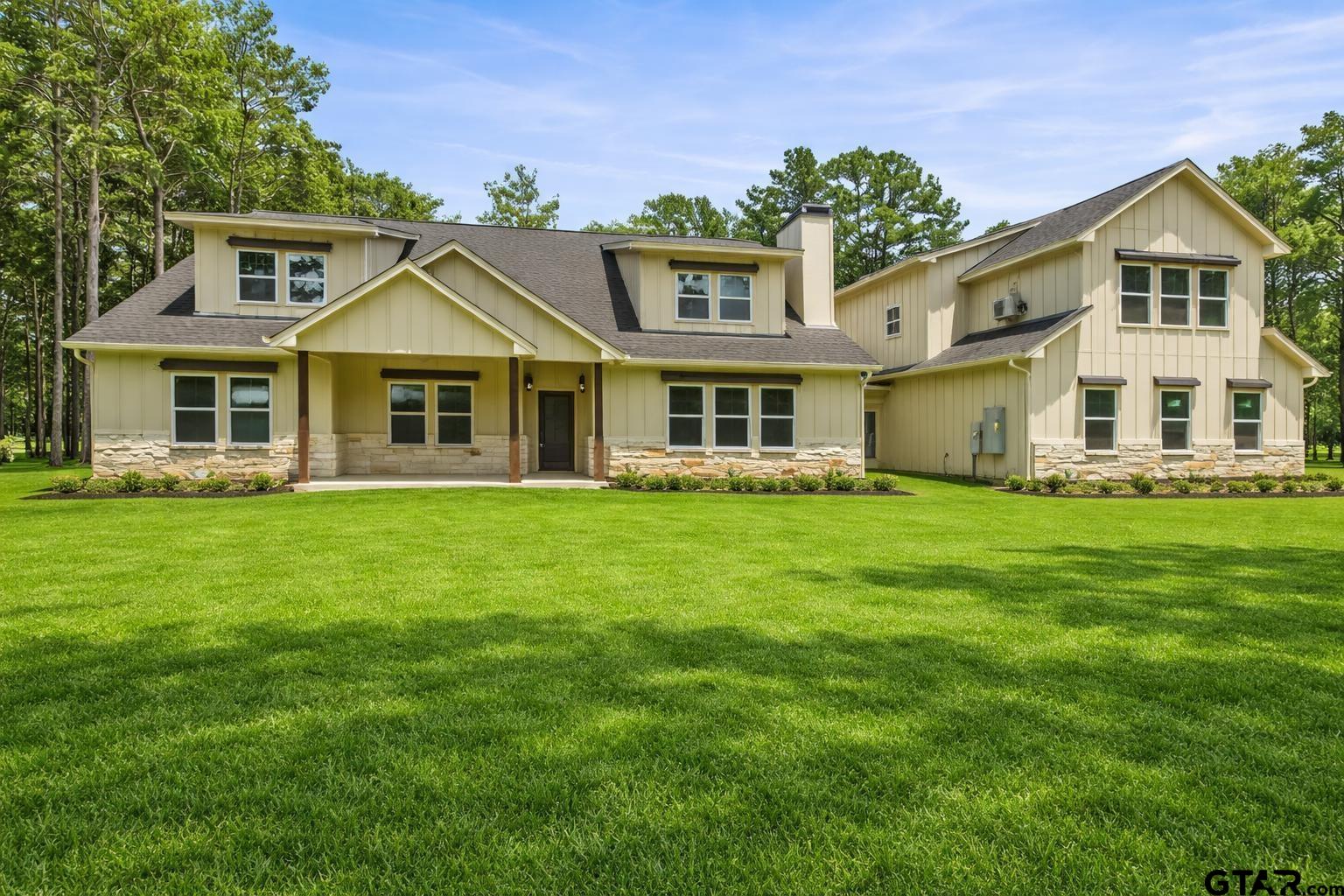 <font class="text-color__accent" color="black"><b>FEATURED LISTINGS</b></font>