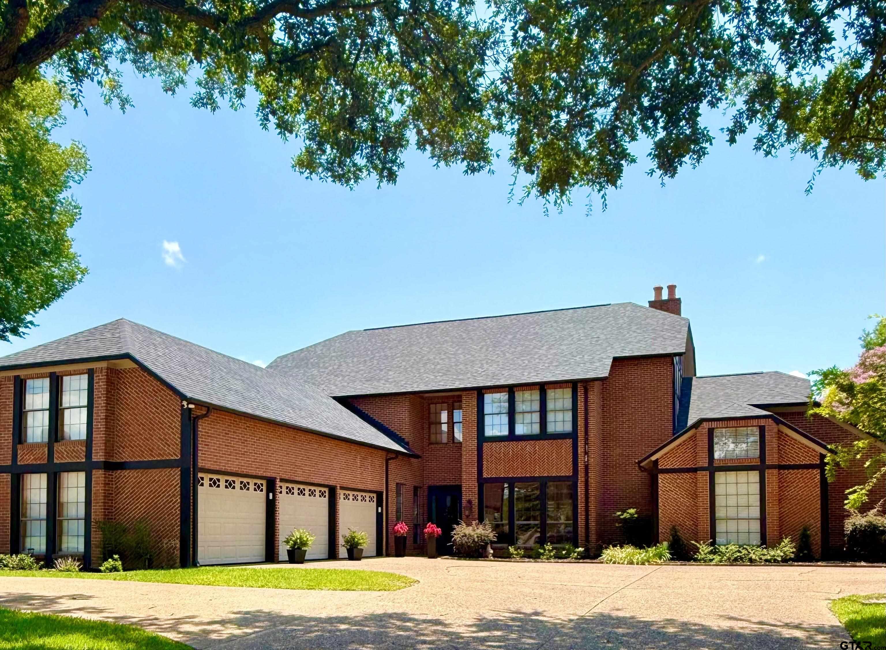 <font class="text-color__accent" color="black"><b>FEATURED LISTINGS</b></font>