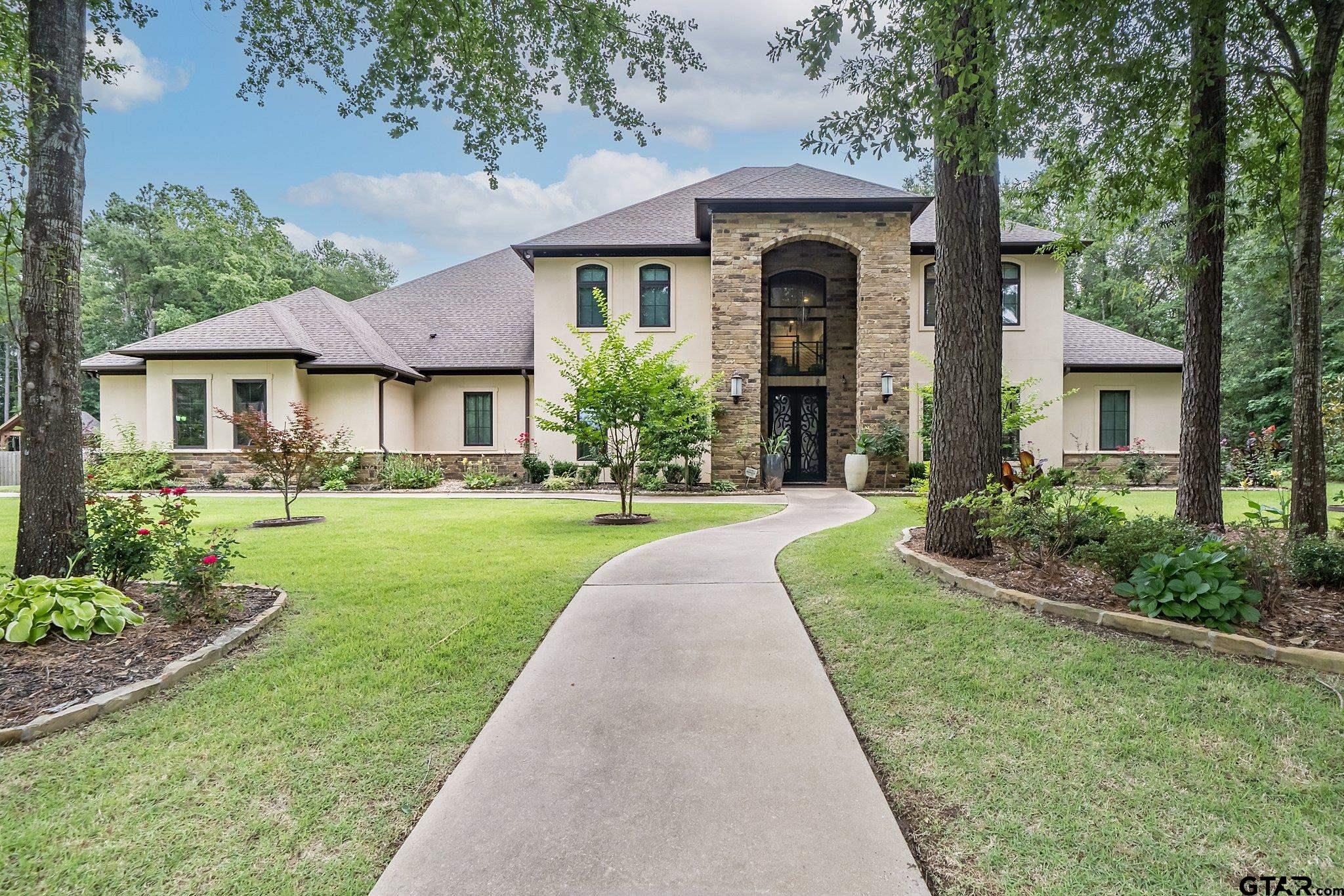 <font class="text-color__accent" color="black"><b>FEATURED LISTINGS</b></font>