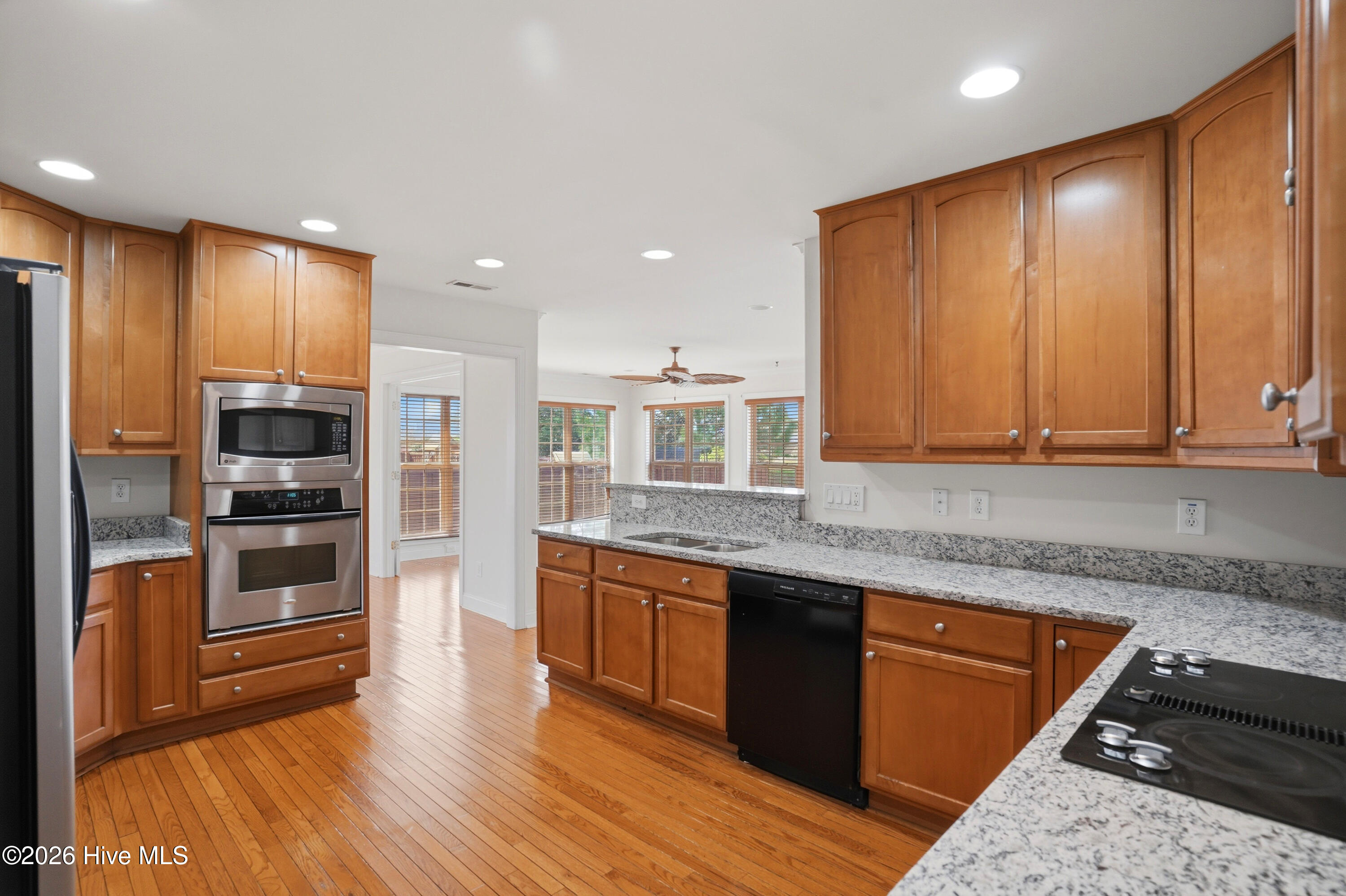 100562677 | Photo 15