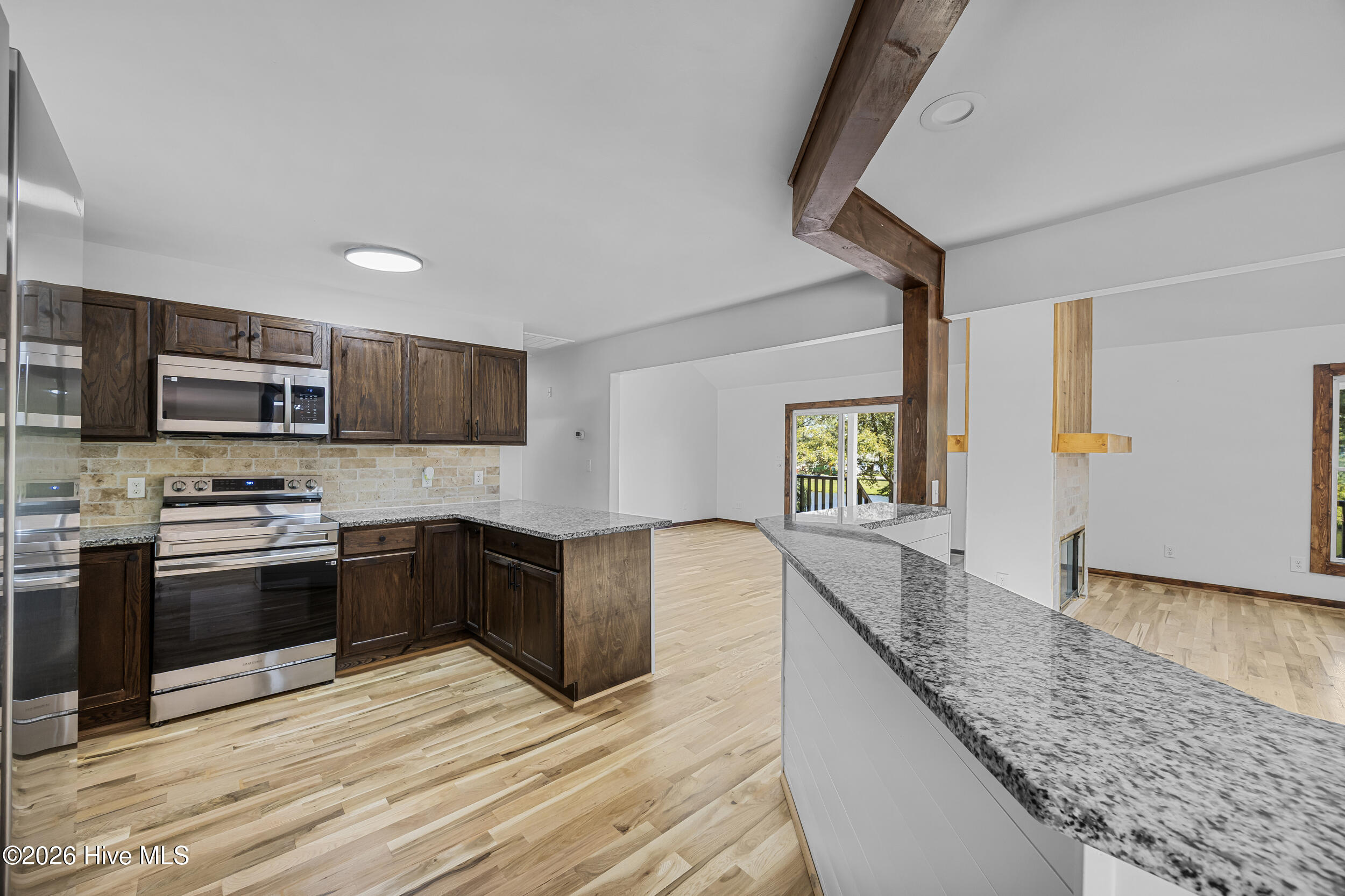 100568945 | Photo 19