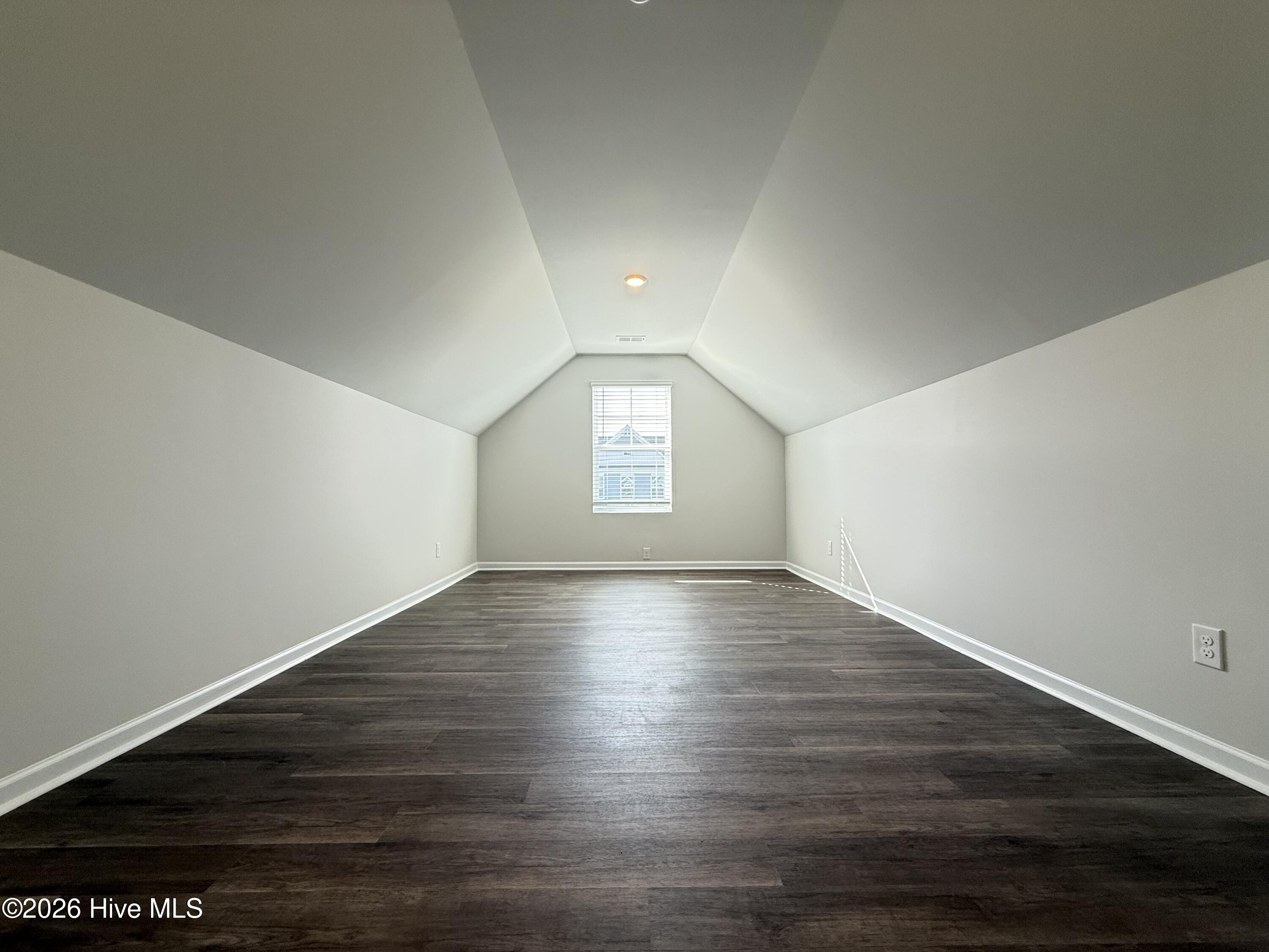 100526305 | Photo 19