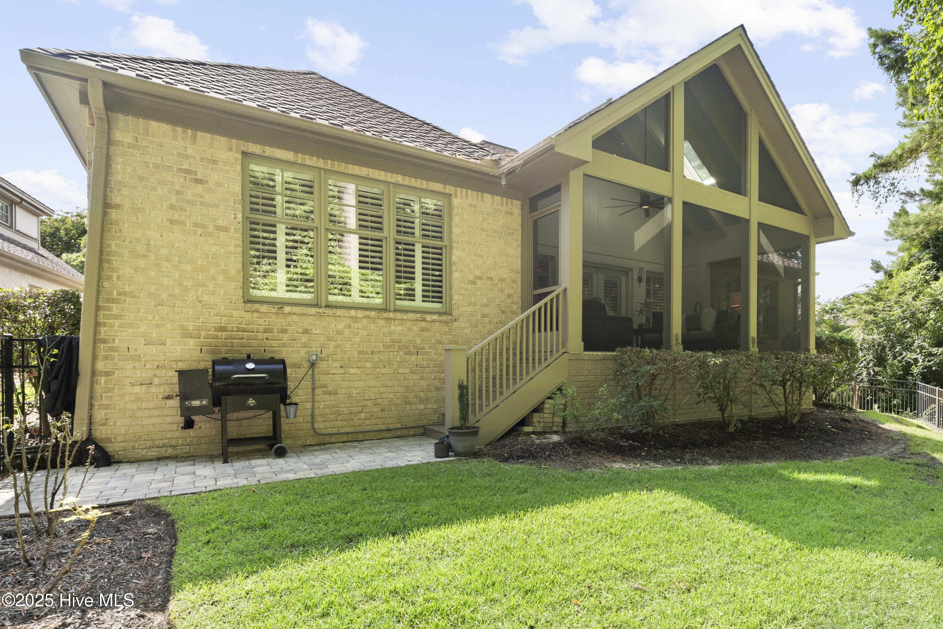 100520389 | Photo 82