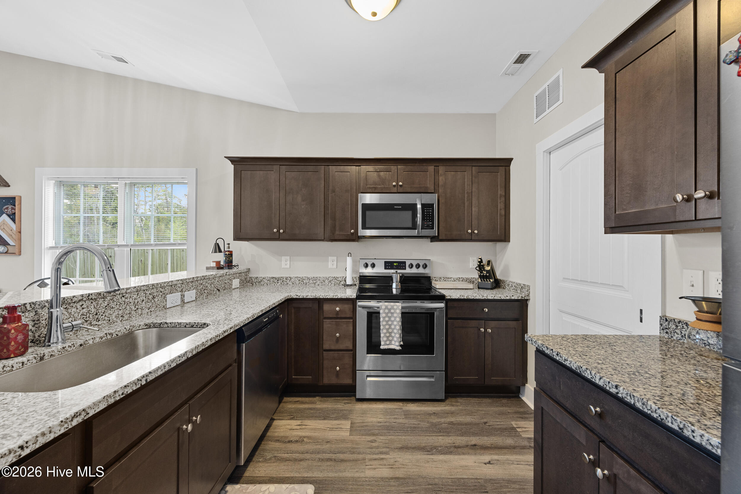 100564785 | Photo 12