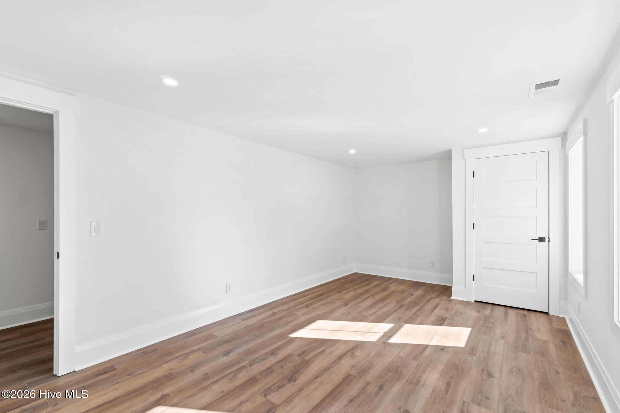 100548911 | Photo 17