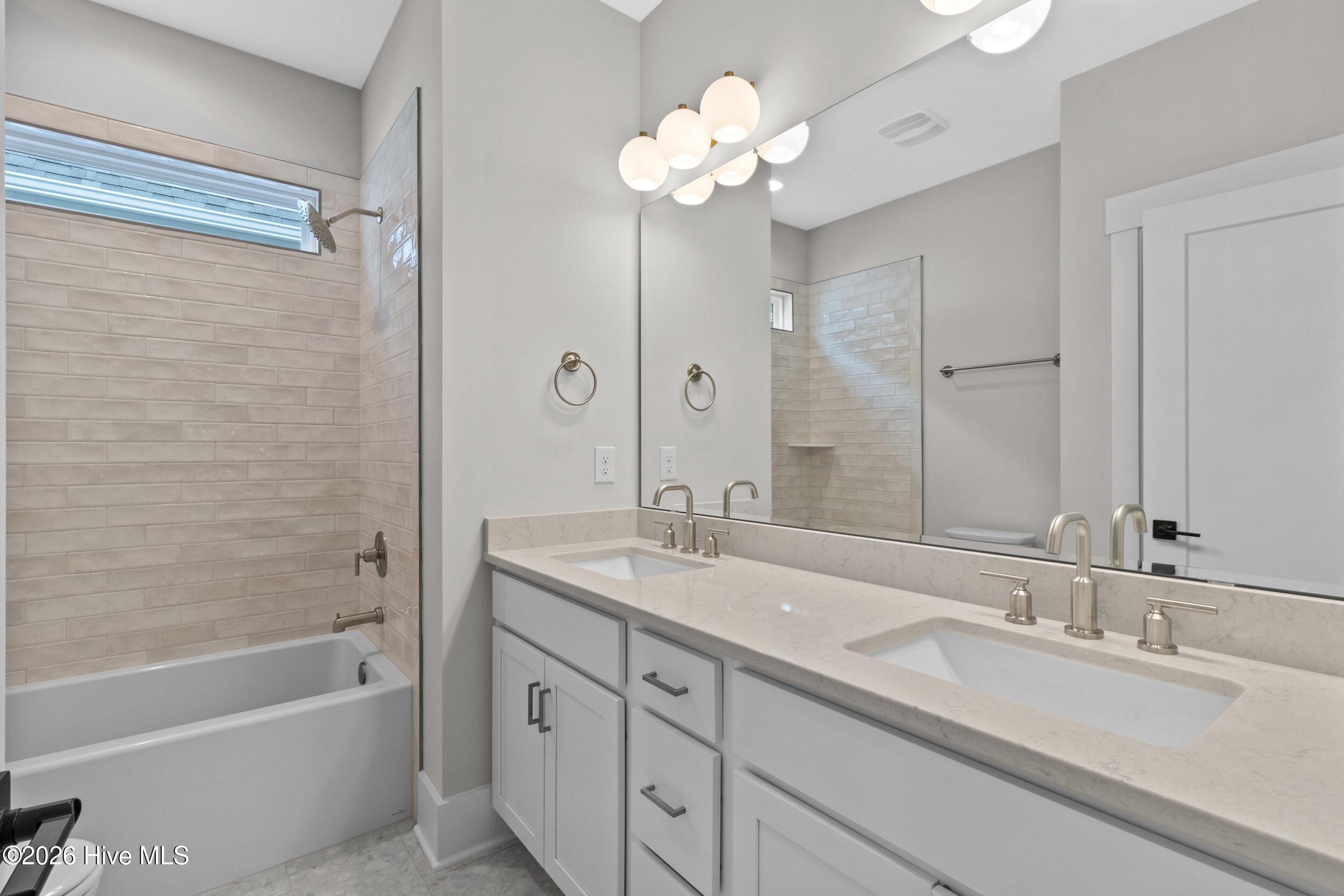 100568514 | Photo 30