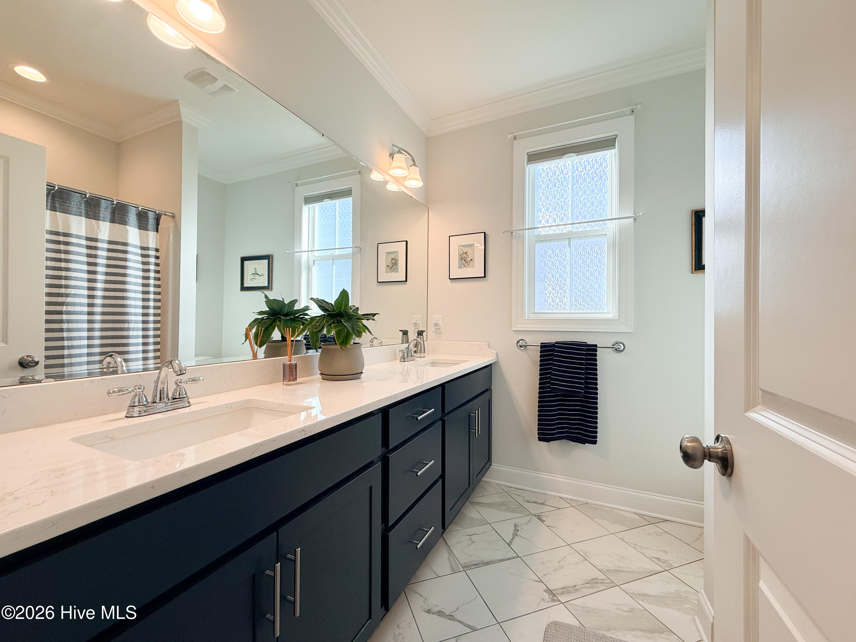 100567915 | Photo 51