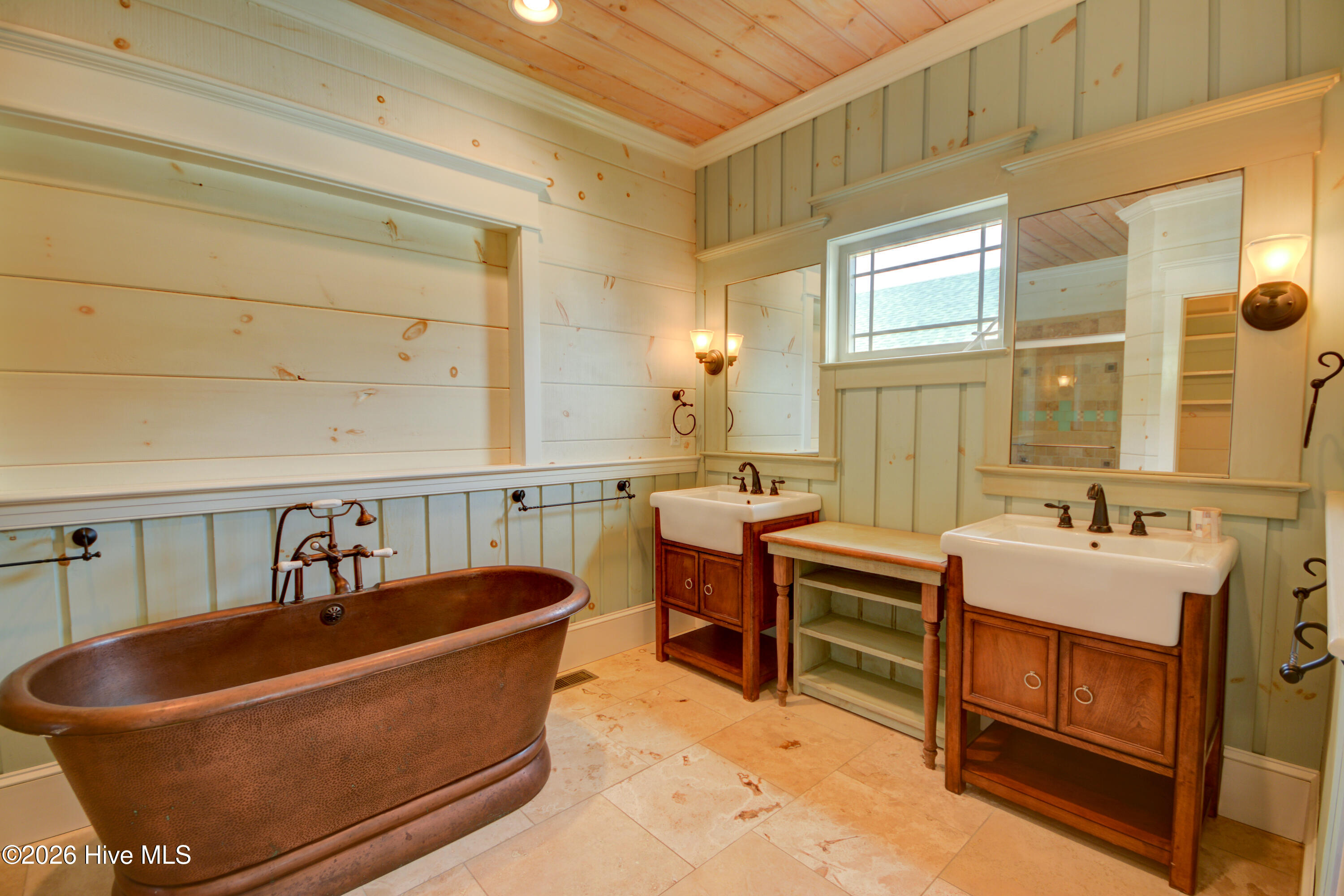 100565918 | Photo 14