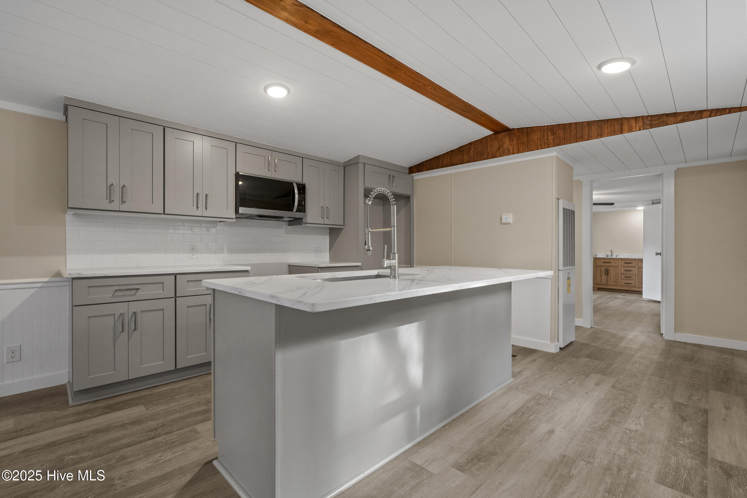 100544386 | Photo 11