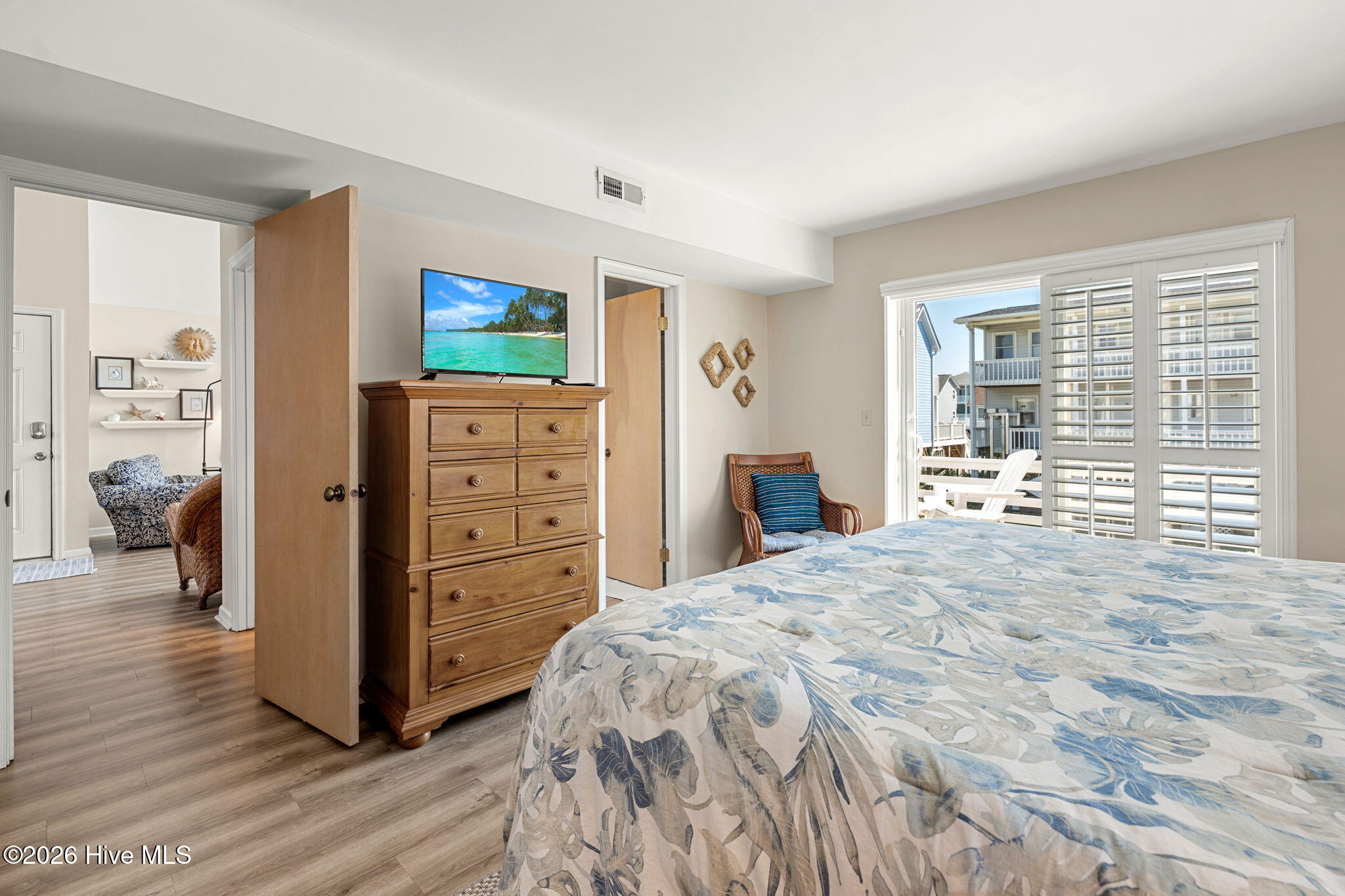 100568335 | Photo 16