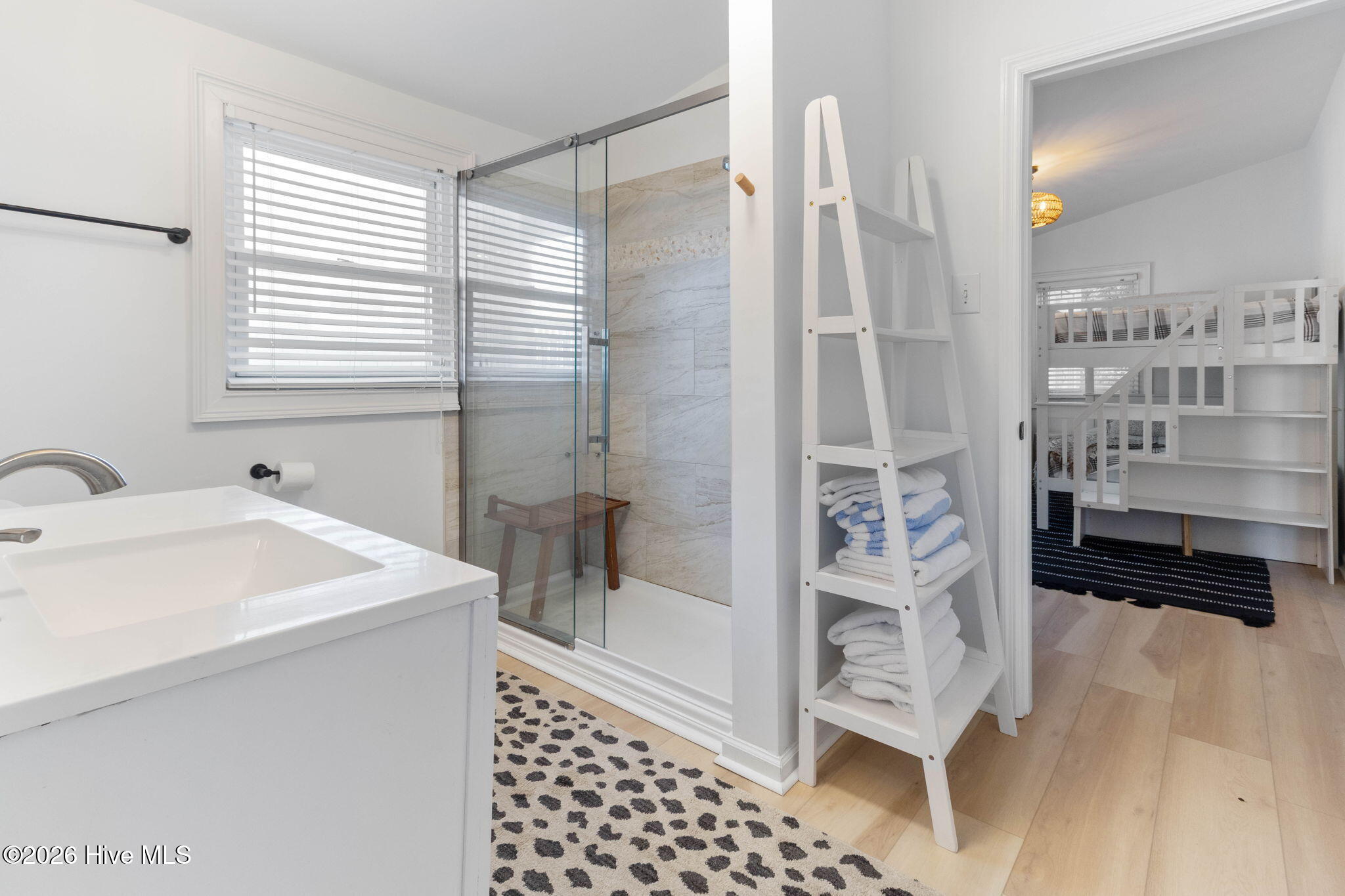 100555843 | Photo 27