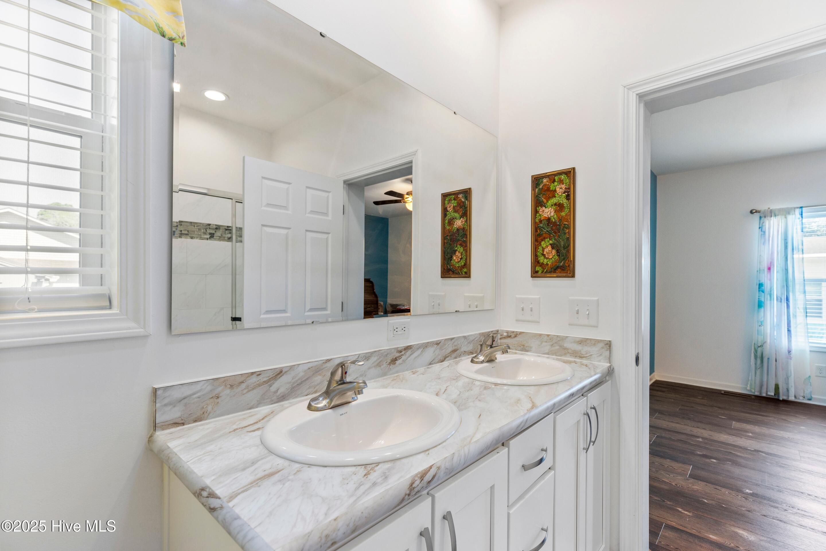 100531794 | Photo 25