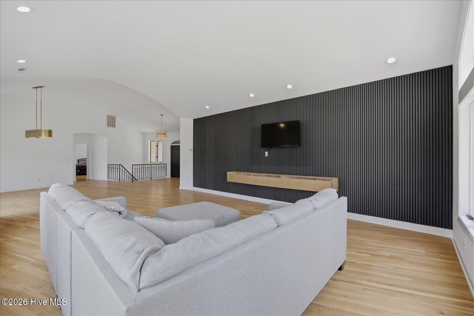 100569224 | Photo 13