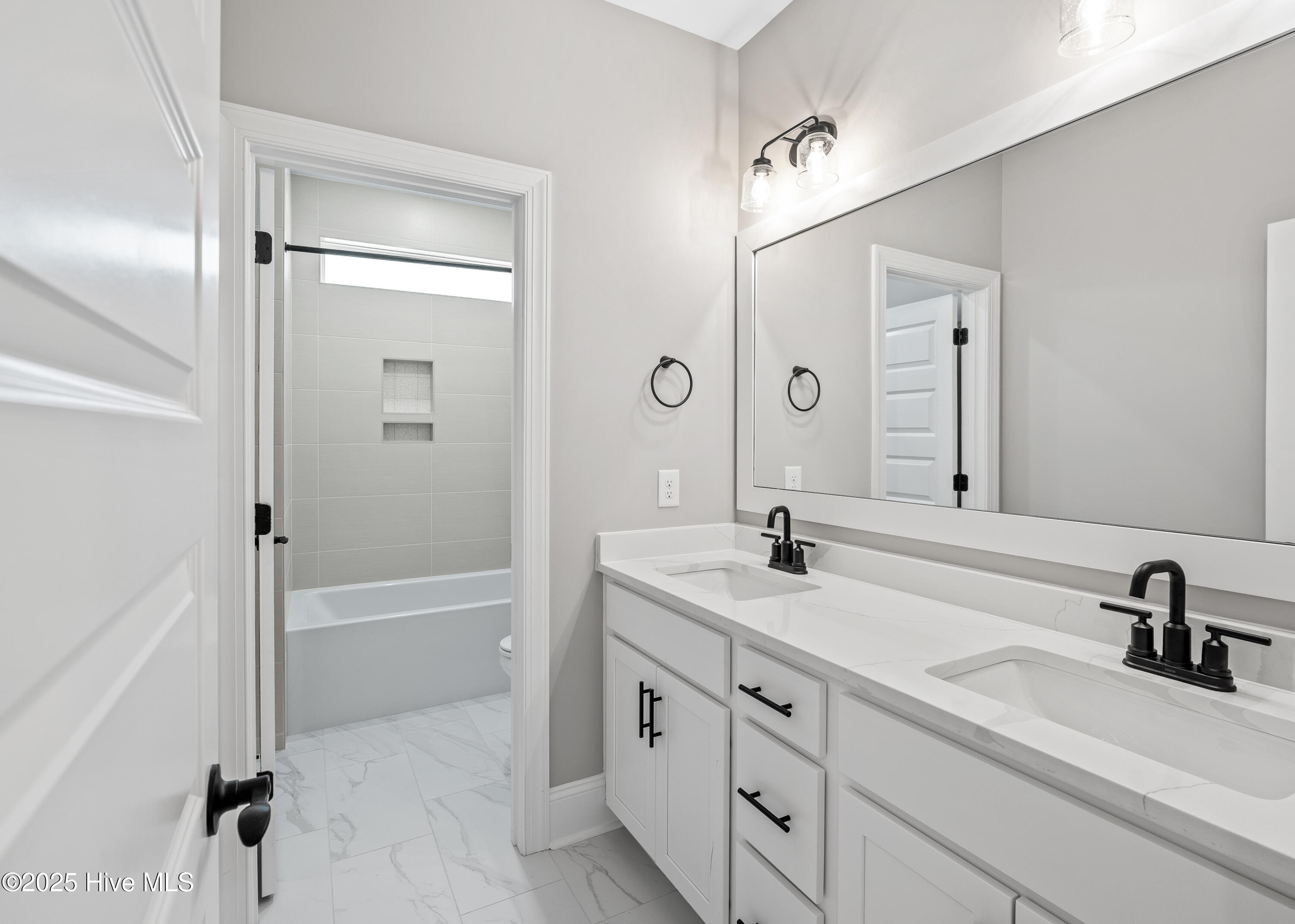 100537185 | Photo 33