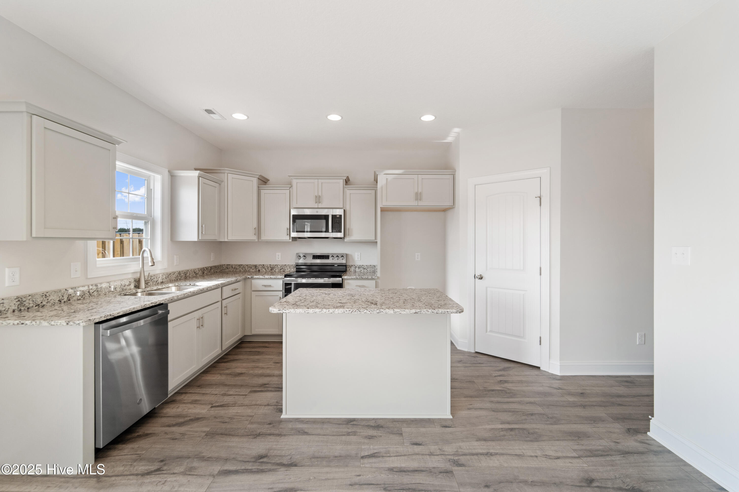 100519701 | Photo 11