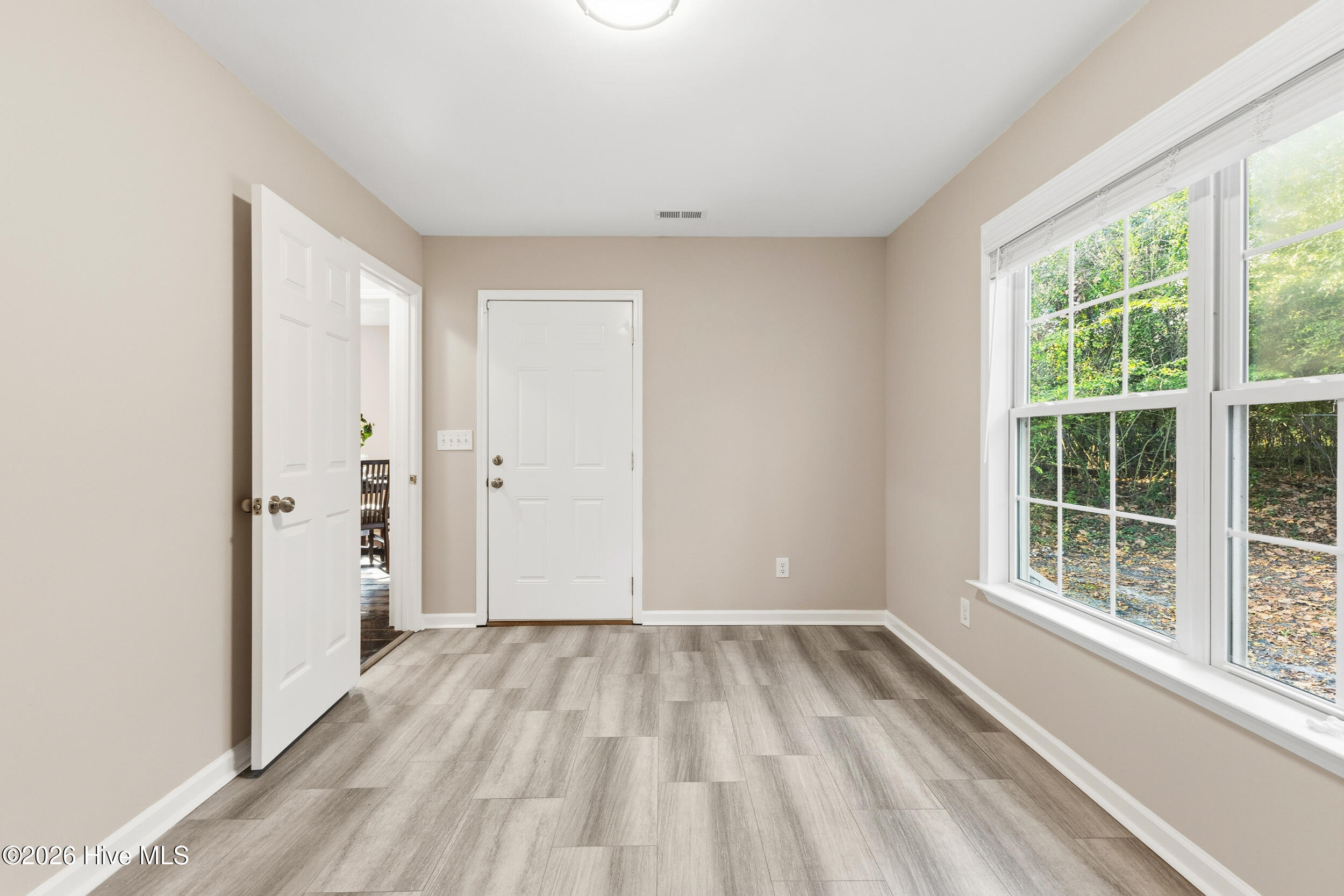 100548014 | Photo 14